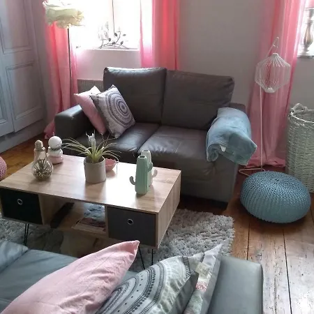 Au Petit Bonheur Apartment *