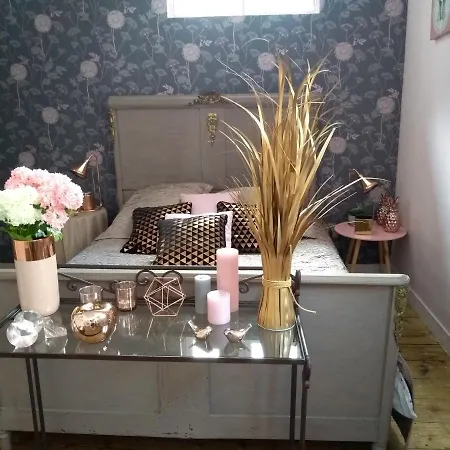 Au Petit Bonheur Apartment *